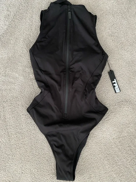 Hi Cut Sleeveless Surfy One-Piece Swimsuit - Picture 4 of 6